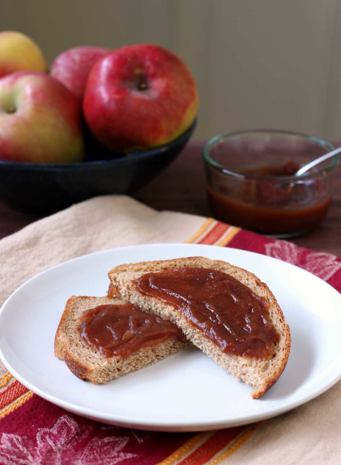 Rich, caramelized apple butter in a mason jar, golden hue, fragrant spices, perfect for autumn spreads