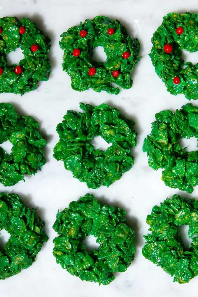 Circular cookies made from cornflakes, coated in green icing and sprinkles