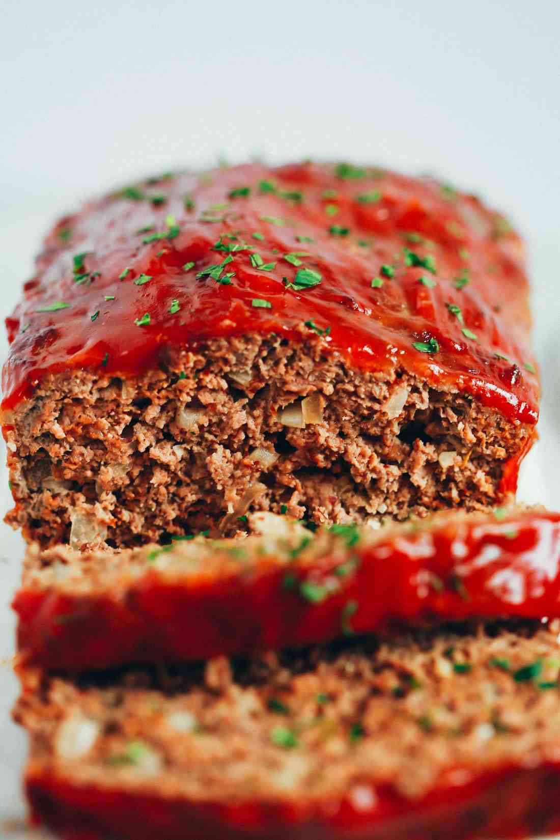 Tangy turkey meatloaf topped with a spicy sriracha glaze, featuring a glossy, peppery finish